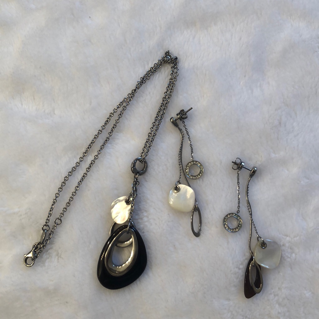 Fossil Stainless Pendant And Earrings Set 40$